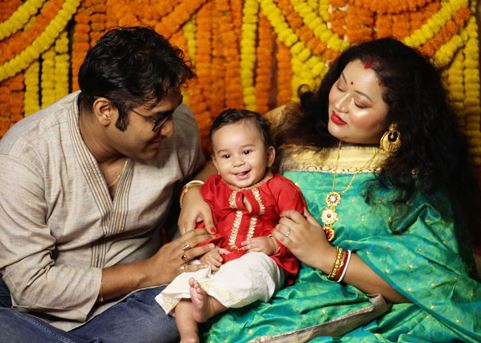 মৌসুমি ও তাঁর পরিবার