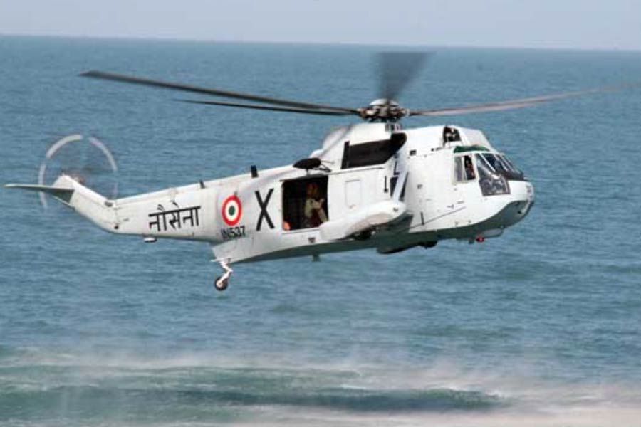 Indian Navy Chopper makes emergency landing in Arabian sea beside Mumbai coast.