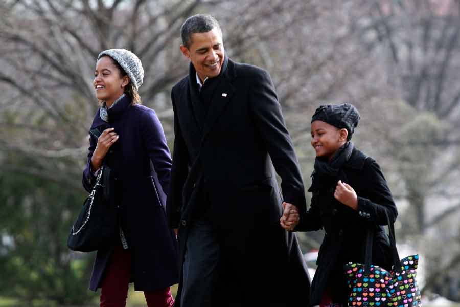 barak obama with his daughters
