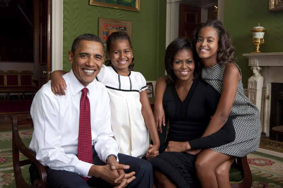  Barak Obama with his family