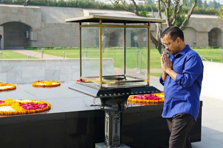 Arvind Kejriwal pays tribute to Mahatma Gandhi aj Raj Ghat before long day pujo 