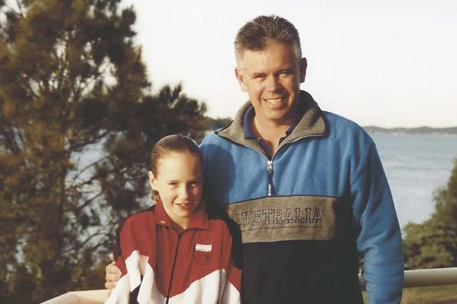 স্কুলের পড়াশোনার পাশাপাশি খেলাধুলোতেও অত্যন্ত আগ্রহ ছিল ছোট্ট মেয়েটির। অস্ট্রেলিয়ার সিডনির শহরতলিতে ওয়ারুঙ্গায় এলাকায় বেড়ে ওঠার সময় ক্রিকেট, ফুটবল, গল্‌ফ, টেনিস, অ্যাথলেটিক্স এবং টাচ ফুটবল খেলতেন। তবে বয়স বাড়ার সঙ্গে সঙ্গে একটি নয়, একসঙ্গে দু’টি খেলায় মন দিয়েছিলেন এলিস পেরি। আক্ষরিক অর্থেই তিনি অলরাউন্ডার।