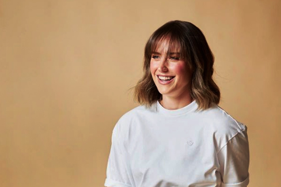 ২০ ওভারের ক্রিকেটে অস্ট্রেলিয়ার ৬ বার চ্যাম্পিয়ন হওয়ার পিছনে এলিসের গুরুত্বপূর্ণ অবদান ছিল। ২০১০ সালের ফাইনালে নিউ জ়িল্যান্ডের বিরুদ্ধে ব্যাট করার সুযোগ না পেলেও বল হাতে ৪ ওভারে ১৮ রানে ৩ উইকেট তুলে নিয়েছিলেন। সে ম্যাচের সেরাও হন এলিস।