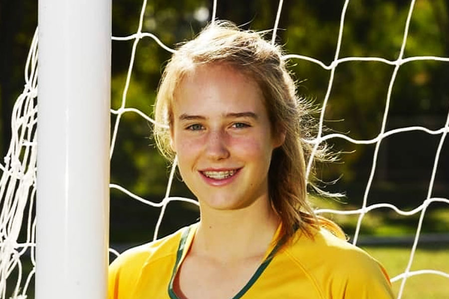 ক্রিকেটে পরিচিত মুখ এলিসের ফুটবল দক্ষতাও প্রশ্নাতীত। আন্তর্জাতিক ক্রিকেটে ষোলো বছর ৮ মাস বয়সে অভিষেকের তেরো দিন পরেই দেশের জার্সিতে ফুটবল খেলতে নেমেছিলেন এলিস।