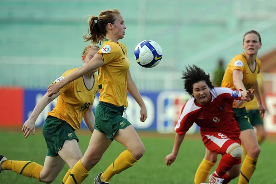 ২০১১ সালে জার্মানিতে বিশ্বকাপ ফুটবলের আসরেও দেখা গিয়েছিল এলিসকে। ওই বছরেই বিরল নজির গড়ে ফেলেন তিনি। প্রথম খেলোয়াড় হিসাবে ক্রিকেট এবং ফুটবল বিশ্বকাপে খেলার কৃতিত্ব অর্জন করেন।