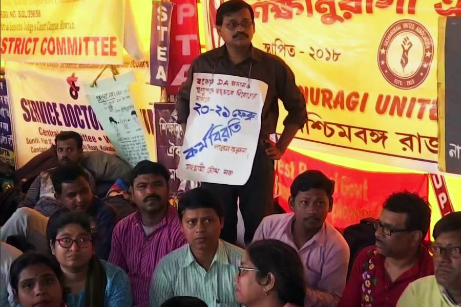 রাজ্য সরকার কি কর্মচারীদের কেন্দ্রীয় হারে মহার্ঘ ভাতা (ডিএ) দিতে বাধ্য?