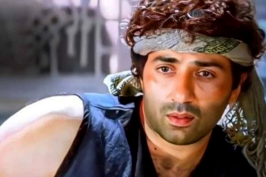 ইন্ডাস্ট্রিতে পা রাখার আগেই লন্ডন নিবাসী পূজা দেওলকে বিয়ে করেছিলেন সানি। কিন্তু সেই বিয়ের কথা সকলের কাছে গোপন করে রেখেছিল দেওল পরিবার। সানি যে বিবাহিত, এ কথা জানাজানি হলে অভিনেতার কেরিয়ারে ক্ষতি হতে পারত। তাই বিয়ের কথা বেমালুম চেপে গিয়েছিলেন সানিও।