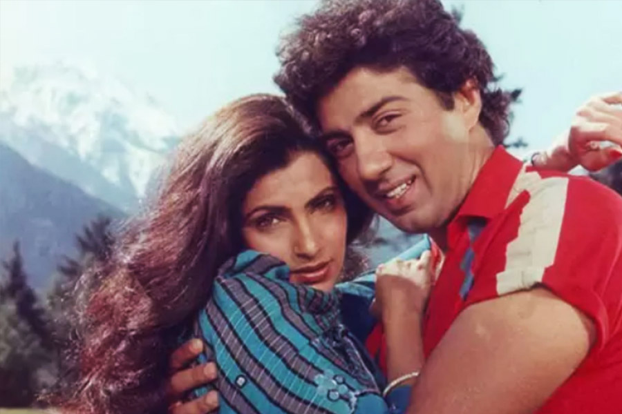 ডিম্পল তাঁর স্বামী রাজেশ খন্নার থেকে আলাদা হয়ে যান। টুইঙ্কল এবং রিঙ্কি— দুই কন্যাকে নিয়ে আলাদাও থাকতে শুরু করেন অভিনেত্রী। সেই সময় তাঁর পাশে এসে দাঁড়ান সানি।