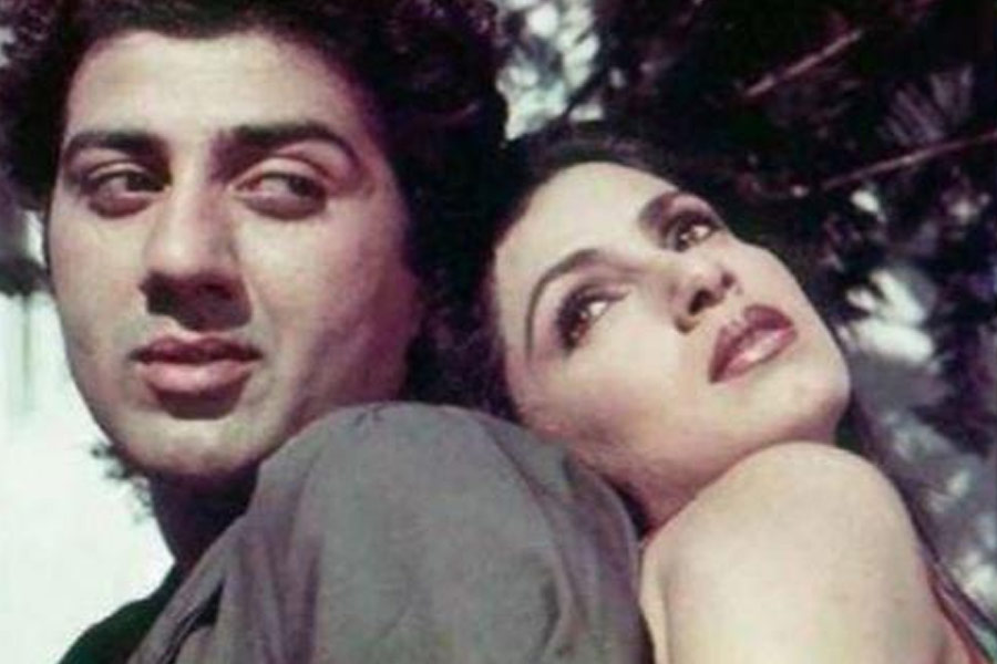 এ ছাড়াও ‘আগ কা গোলা’, ‘গুনাহ’, ‘নরসিংহ’-এর মতো ছবিতে কাজ করেছিলেন সানি এবং ডিম্পল। ডিম্পলের সঙ্গে সানির সম্পর্কের কথা জানাজানি হলে পূজা বাড়ি ছেড়ে চলে যাওয়ার হুমকি দেন।