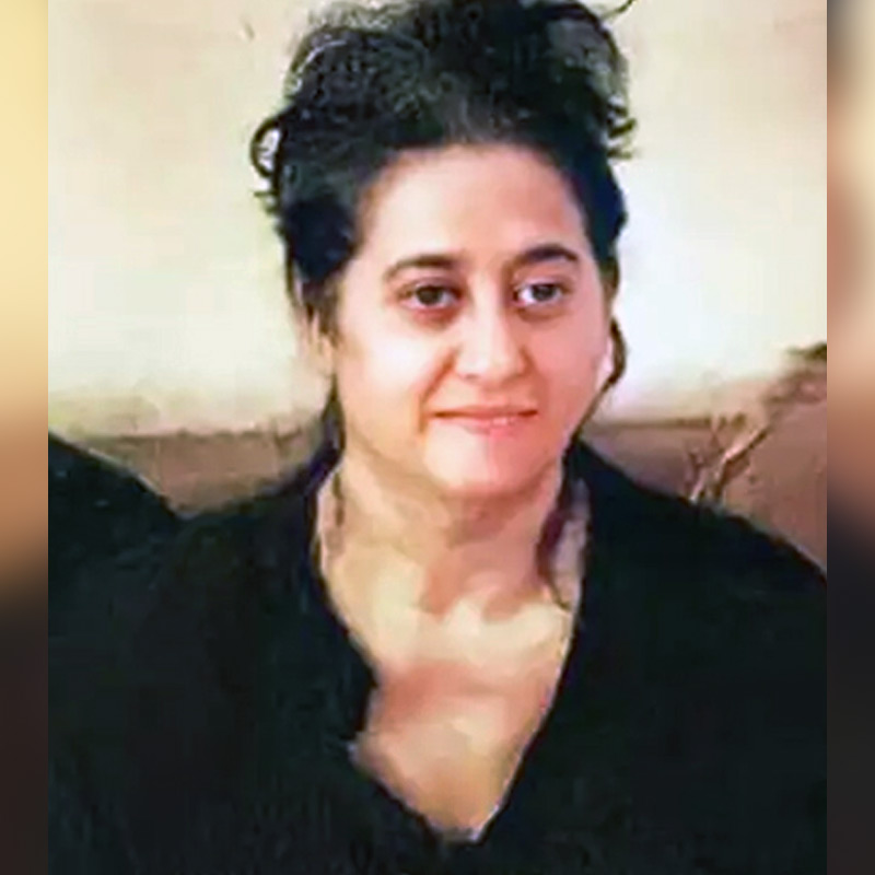 কানাঘুষো শোনা যায়, ডিম্পলের সঙ্গে বিচ্ছেদের জন্য সানিকে জোর করেছিলেন পূজা। না হলে তিনি দুই পুত্র-সহ বাড়ি ছেড়ে চলে যাবেন বলে ভয় দেখিয়েছিলেন সানিকে। পূজার সঙ্গে বিবাহবিচ্ছেদ করতে চাননি অভিনেতা। তাই স্ত্রী এবং দুই পুত্রের সঙ্গে একই ছাদের তলায় থাকতেন সানি।