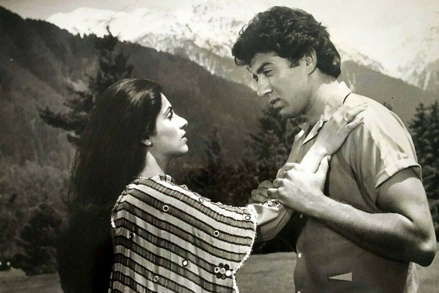 সানি এবং ডিম্পল দু’জনকে মোনাকোয় ছুটি কাটাতে দেখা যায়। তারকাদের সঙ্গে তাঁদের পরিবারের কোনও সদস্য ছিলেন না। সানি এবং ডিম্পল হাতে হাত রেখে একে অপরের পাশে বসেছিলেন। সেই মুহূর্ত পাপারাৎজ়িদের ক্যামেরার লেন্সে ধরা পড়ায় আবার তাঁদের সম্পর্ক নিয়ে চর্চা শুরু হয়।