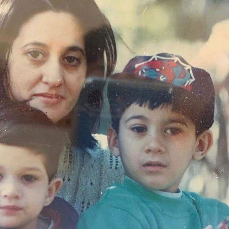 কিন্তু ডিম্পলের সঙ্গে সম্পর্ক এত গাঢ় হওয়া সত্ত্বেও পূজার সঙ্গে সম্পর্কে চিড় ধরেনি সানির। অভিনেতার জ্যেষ্ঠ পুত্র কর্ণ ২০১৯ সালে ‘পল পল দিল কে পাস’ ছবির মাধ্যমে বলিপাড়ায় পা রেখেছেন। তাঁর কনিষ্ঠ পুত্র রাজবীরও বাবার পদাঙ্ক অনুসরণ করে অভিনয়ে নামবেন বলে সিদ্ধান্ত নিয়েছেন।