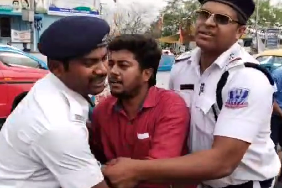 হাওড়ায় এসএফআই সমর্থকদের সঙ্গে পুলিশের ধস্তাধস্তি। নিজস্ব চিত্র।