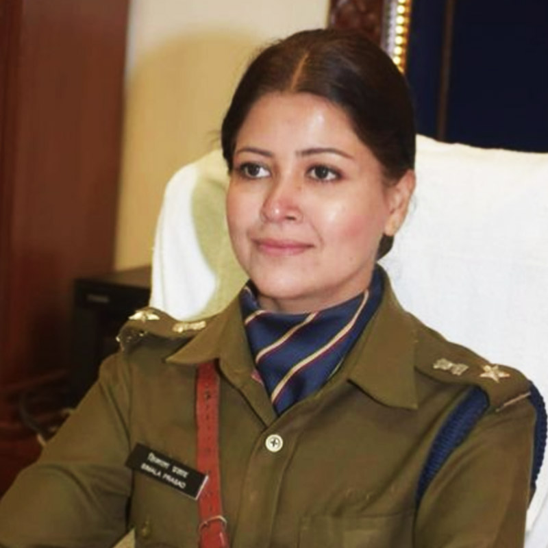 নাম সিমালা প্রসাদ। মধ্যপ্রদেশের এই কন্যা এক খাকি উর্দিধারী। আইপিএস অফিসার। বর্তমানে মধ্যপ্রদেশের বেতুল জেলার এসপি তিনি। তবে শুধু সেটুকু বললে তাঁর গল্প বলা হয় না। ঝকঝকে চেহারার এই আইপিএস কর্তার পড়াশোনা থেকে কেরিয়ার, এমনকি পারিবারিক পরিচিতিও বেশ তাকলাগানো।