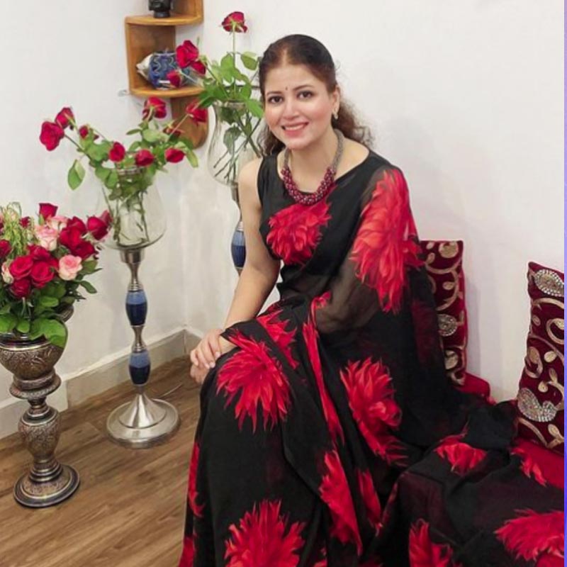 অভিনয়ের পেশা ছেড়ে আইপিএস হননি সিমালা। তাঁর ক্ষেত্রে গল্পটা একটু অন্য রকম। আইপিএস কর্তা হিসাবে ছ’বছর কাটিয়ে ফেলার পর তাঁর কাছে সিনেমায় অভিনয়ের প্রস্তাব আসে।