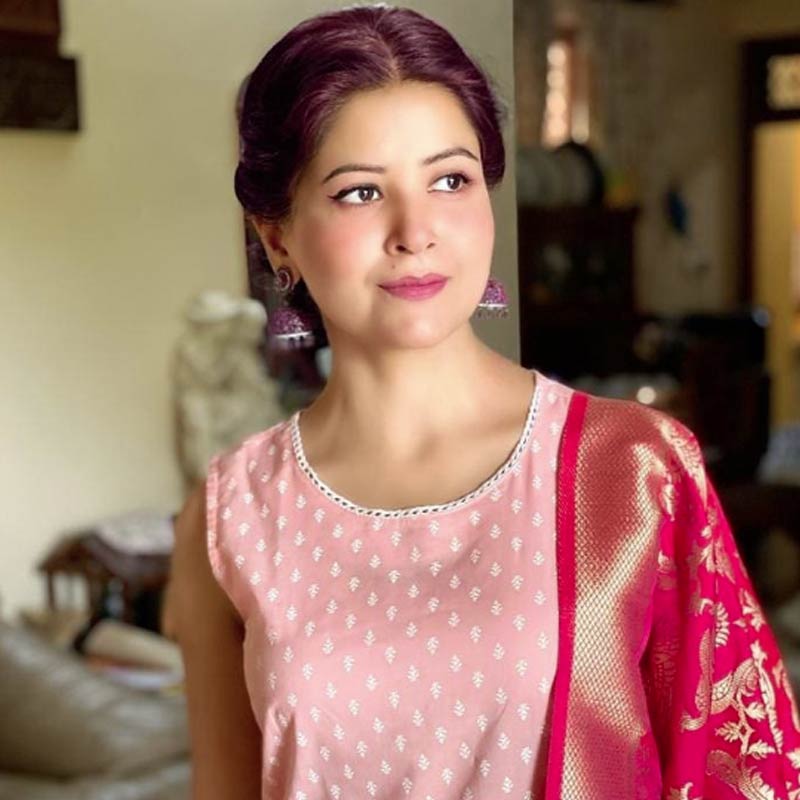 সিমালার মার্জিত সৌন্দর্য এবং আকর্ষণীয় ব্যক্তিত্বে মুগ্ধ হয়ে তাঁর সঙ্গে দেখা করতে চান ইমাম। তাঁকে নিজের ছবিতে অভিনয়ের প্রস্তাব দেন। 