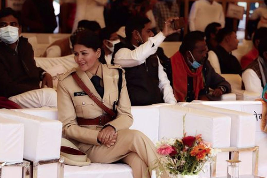 আইপিএস অফিসারের হাজার রকমে কাজ, দায়িত্বও। তার মধ্যে অভিনয়! সিমালা কাজ থেকে দিন কয়েকের ছুটি নিয়ে শুটিং শেষ করেন।