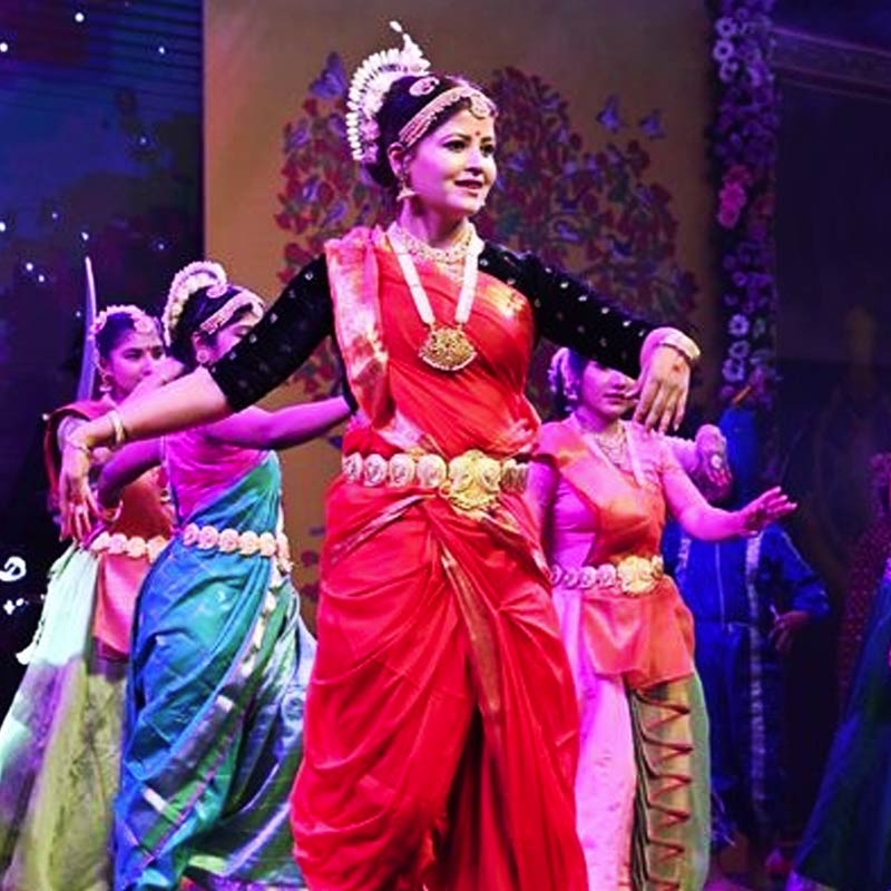 কোনও ছবিতেই নায়িকার ভূমিকায় অভিনয় করেননি। মূল ধারার বাণিজ্যিক বলিউড ছবিও নয়। তার পরও কেন এই ছবিতে কাজ করেছিলেন সিমালা। এ প্রশ্নের উত্তর মেলানো যেতে পারে সিমালার স্কুল-কলেজ জীবন এবং পরবর্তী সময়ের শখের সঙ্গে। ছোট থেকেই নাটকে অভিনয় করেছেন। নাচতেও ভালবাসতেন সিমালা। 