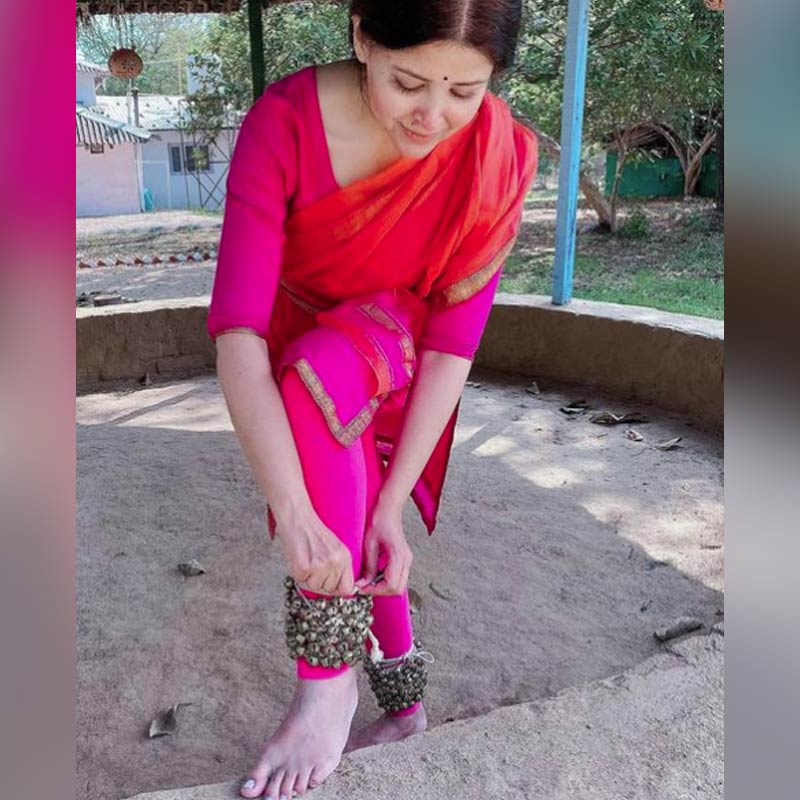 ওড়িশি নাচের তালিম নিয়েছেন। সুযোগ পেলেই মঞ্চে উঠে পড়তেন ছাত্রী সিমালা। পরে পেশাজীবন শুরু হওয়ার পরও থিয়েটারে অভিনয় করেছেন। মঞ্চে উঠে নৃত্য পরিবেশনাও করেছেন। সেই সিমালা অভিনয়ের প্রস্তাব পেয়ে কী করে ফিরিয়ে দেবেন!