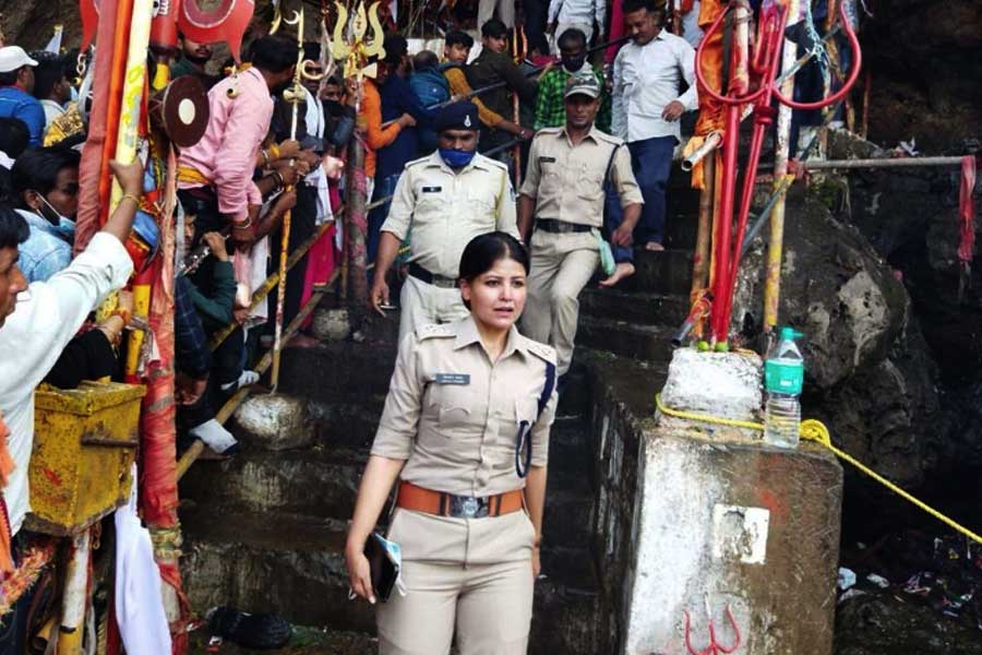 বর্তমানে বেতুলের প্রশাসক হলেও রতলাম, ডিন্ডোরি-সহ একাধিক জেলার দায়িত্ব সামলেছেল সিমালা। এর মধ্যে ডিন্ডোরি মধ্যপ্রদেশের অন্যতম মাওবাদী অধ্যুষিত এলাকা। মধ্যপ্রদশের স্থানীয় সংবাদমাধ্যমের রিপোর্ট বলছে ডিন্ডোরিতে সিমালা দায়িত্বে থাকাকালীন মাওবাদী কার্যকলাপে রাশ টেনেছিলেন। তার জন্য প্রশংসিতও হয়েছিলেন উচ্চমহলে।