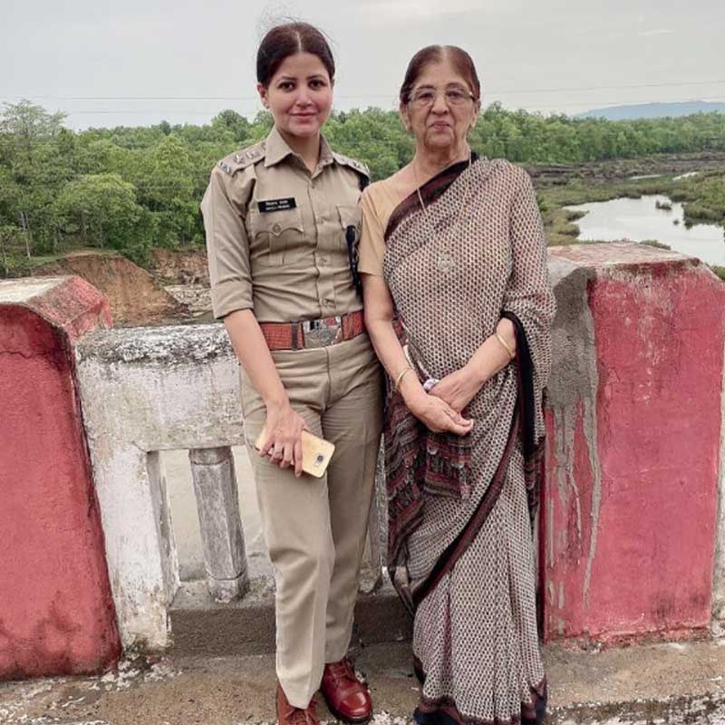 সিমালার মা মেহরুন্নিসা পারভেজ একজন লেখিকা। সিমালা মনে করেন তাঁর মধ্যে যে সৃষ্টিশীলতা রয়েছে তা মায়ের থেকেই পাওয়া। নাচ-অভিনয়-পড়াশোনার পাশাপাশি মাঝেমধ্যেই কবিতাও লেখেন তিনি।