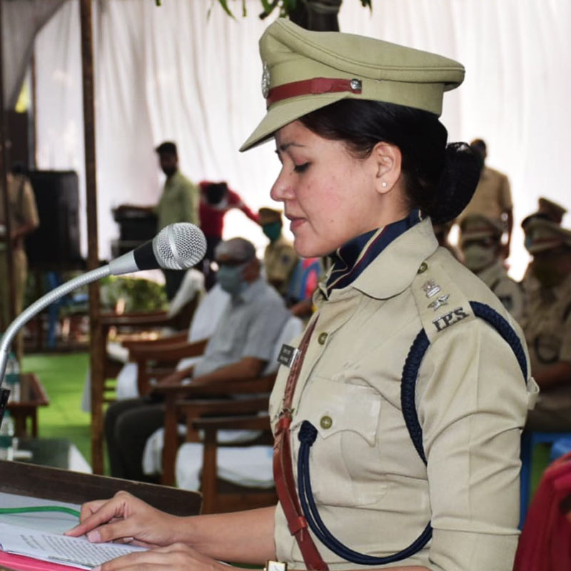 লকডাউন চলাকালীন সিমালার লেখা কবিতা ‘ম্যায় খাকি হুঁ..’ সাড়া ফেলেছিল দেশে। 