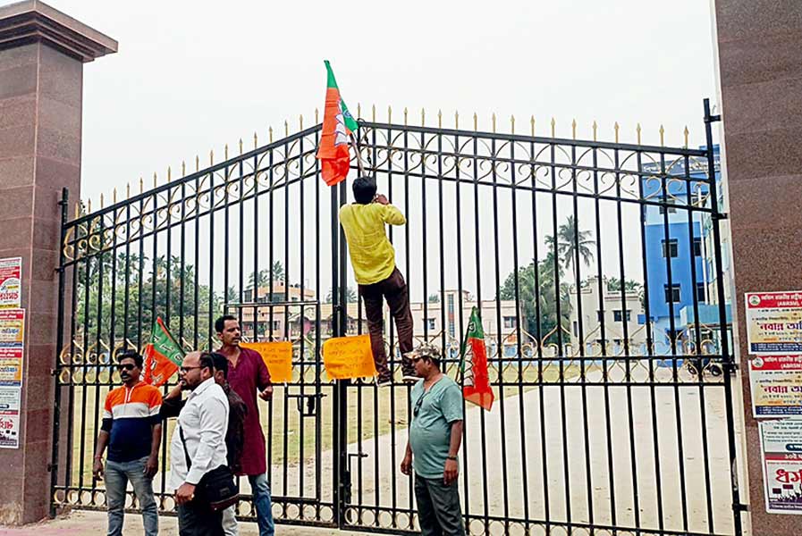 প্রতিবাদ: চুঁচুড়ার পিপুলপাতিতে জেলা স্কুল পরিদর্শকের কার্যালয়ে দলীয় পতাকা লাগিয়ে দেন বিজেপি কর্মীরা। ছবি: তাপস ঘোষ