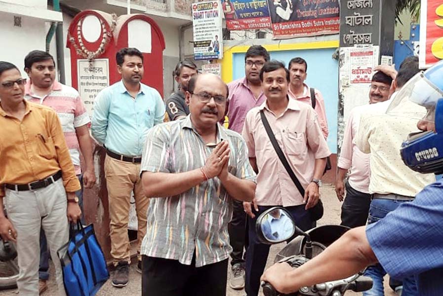 অনুরোধ: স্কুলে না ঢোকার আর্জি ধর্মঘটীদের। ঘাটাল বিদ্যাসাগর উচ্চ বিদ্যালয়ে। ছবি: কৌশিক সাঁতরা