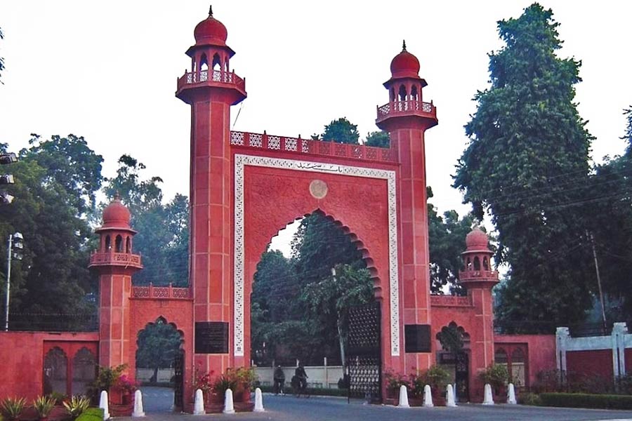 আলিগড় মুসলিম বিশ্ববিদ্যালয় থেকে স্নাতক স্তরের পড়াশোনা শেষ করেন শোভিত। তার পর এমবিএ নিয়ে পাশ করেন তিনি। কলেজে পড়াশোনার পাশাপাশি তিনি বিভিন্ন ধর্মের খুঁটিনাটি বিষয়ে পড়তে শুরু করেন।