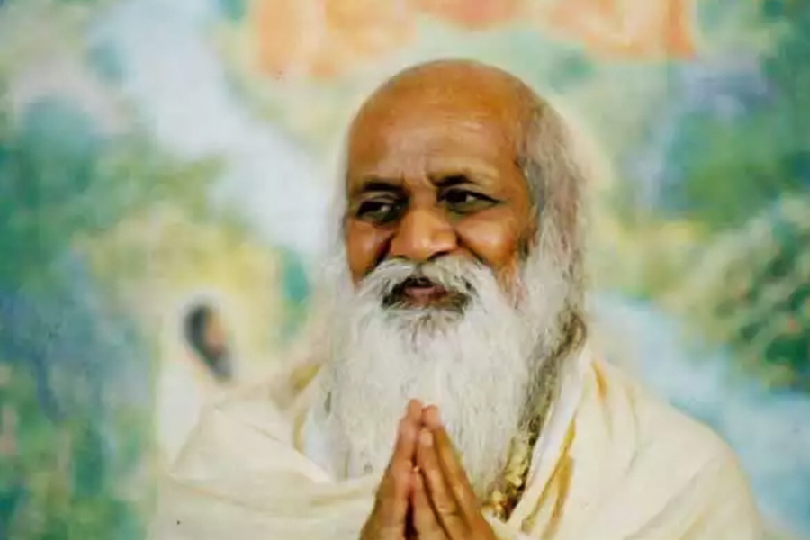 কিন্তু চাকরিতে বেশি দিন মন টেকাতে পারেননি শোভিত। ২৬ বছর বয়সে চাকরি ছেড়ে হৃষীকেশে একটি আশ্রমে চলে যান তিনি। সেখানে গিয়ে মহেশ যোগীর শিষ্যত্ব গ্রহণ করেন।