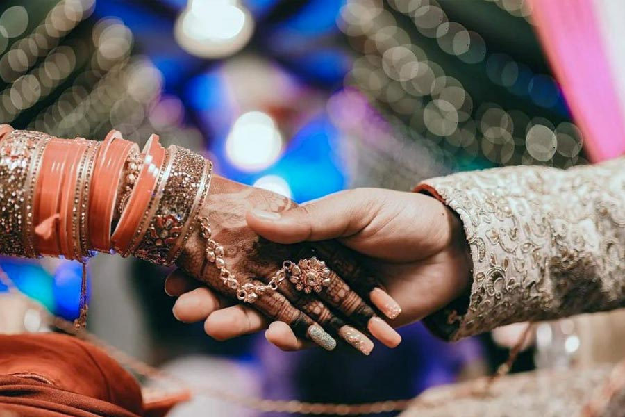 গুজরাতের বরোদা এলাকার একটি সম্ভ্রান্ত ব্যবসায়ী পরিবারের তরুণীর সঙ্গে বিয়ে ঠিক হয় শোভিতের। পরিবারের চাপে বিয়ে করার পর ব্যবসার সঙ্গে যুক্ত হয়ে পড়েন তিনি।