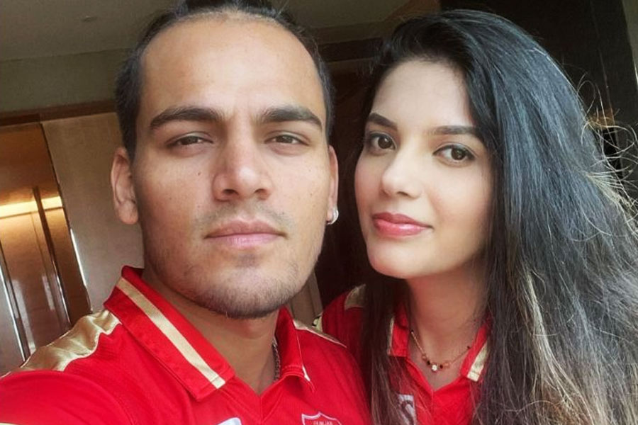 তবে অন্য তারকা দম্পতিদের মতো দিল্লি, মুম্বই বা বিদেশের কোথাও নয়, গোয়ায় গিয়ে বিয়ে করবেন বলে ঠিক করেন তাঁরা।