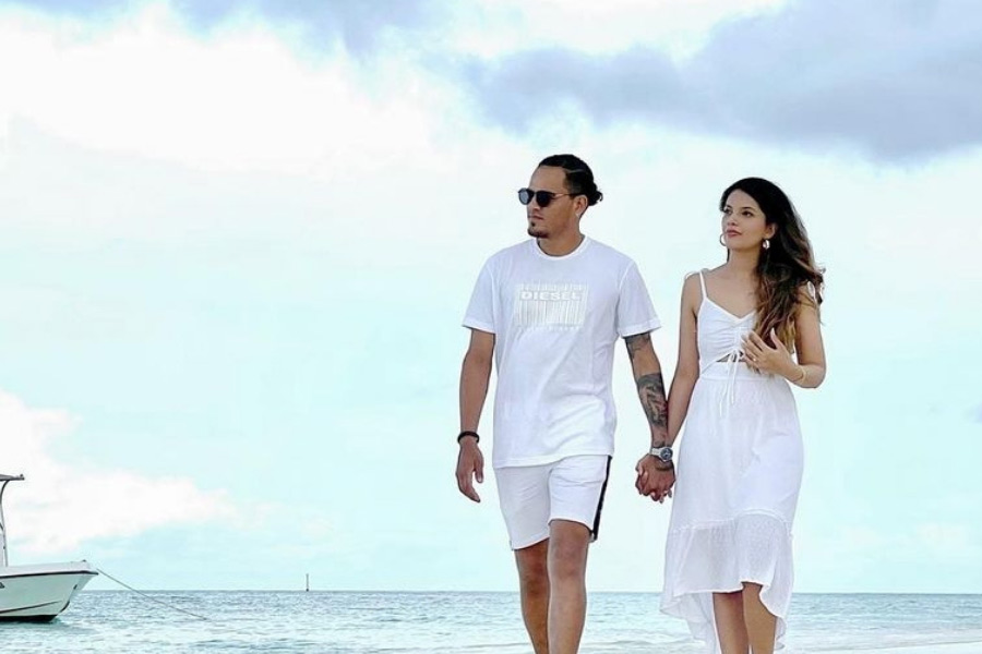 এই প্রসঙ্গে রাহুল জানান, সমুদ্র তাঁদের দু’জনেরই খুব পছন্দের। তাই গোয়ায় বিয়ে করার সিদ্ধান্ত নেন তাঁরা। অনুরাগীদের শুভেচ্ছাবার্তায় ভেসে যান রাহুল এবং ঈশানী।