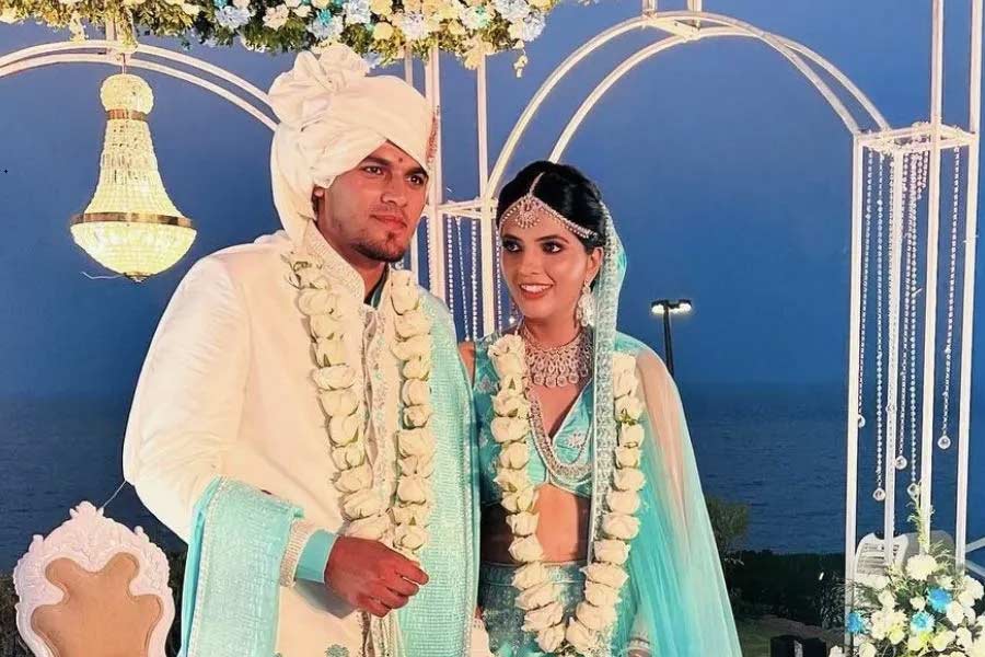 প্রথমে জোরে বোলার হিসাবে খেলা শুরু করলেও পরে স্পিন বোলার হিসাবেই সাফল্য পান রাহুল। ঘরোয়া ক্রিকেটে রাজস্থানের হয়ে খেলে নির্বাচকদের নজরে আসেন তিনি। এই রাজস্থানেই ঈশানীর সঙ্গে প্রথম আলাপ হয় তাঁর।