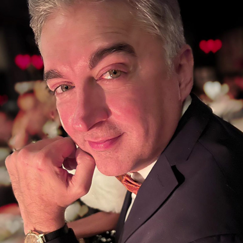 ১৯৭২ সালের ২৬ জুলাই মুম্বইয়ে জন্ম যুগলের। ক্রিকেটার প্রবীণ হংসরাজ তাঁর বাবা ছিলেন। তিনি সৌরাষ্ট্রের হয়ে বেশ কয়েকটি প্রথম শ্রেণির ম্যাচ খেলেছেন। মুম্বইতেই পড়াশোনা করেছিলেন তিনি। স্কুলের গণ্ডি পার করার আগেই অভিনয়ে নামেন যুগল।