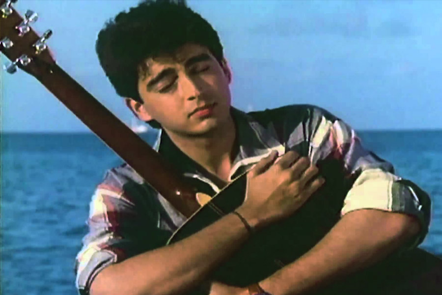 ১৯৯৬ সালে ‘পাপা কেহতে হ্যায়’ ছবিতে ময়ূরী কঙ্গোর সঙ্গে অভিনয় করেছিলেন তিনি। ছবিটি হিট না হলেও ছবির গানগুলি বেশ জনপ্রিয় হয়েছিল।