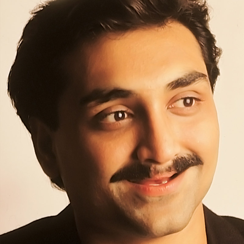 হঠাৎ যুগল খোঁজ পান যে, পরিচালক আদিত্য চোপড়া তাঁর আসন্ন ছবির জন্য নতুন মুখ খুঁজছেন। অডিশন দেওয়ার পর যুগলের ডাক আসে। ‘মহব্বতেঁ’ ছবিতে অভিনয় করবেন বলে বহু দিন প্রশিক্ষণ নিয়েছিলেন তিনি।