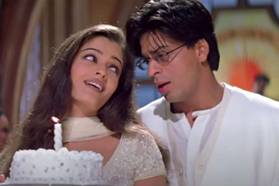 ২০০০ সালে মুক্তিপ্রাপ্ত ‘মহব্বতেঁ’ ছবিতে শাহরুখ খান, অমিতাভ বচ্চন এবং ঐশ্বর্যা রাই বচ্চনের মতো তারকাদের সঙ্গে অভিনয়ের সুযোগ পেয়েছিলেন যুগল। এই ছবিতে অভিনয়ের সূত্রেই যুগলের সঙ্গে আলাপ হয় অভিনেত্রী কিম শর্মার।