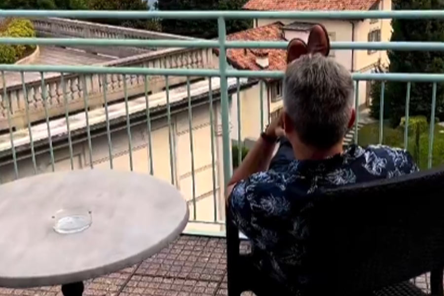 বলিপাড়া থেকে প্রশংসা না পাওয়ার কারণে যুগল নিজেকে ইন্ডাস্ট্রি থেকে দূরে সরিয়ে নেন। ২০১৪ সালে জ্যাসমিন ধিলোঁর সঙ্গে চারহাত এক করেন তিনি। ফিল্ম ইন্ডাস্ট্রির সঙ্গে দূরদূরান্তে কোনও সম্পর্ক ছিল না জ্যাসমিনের।