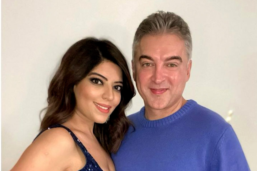 নিউ ইয়র্কের বাসিন্দা ছিলেন জ্যাসমিন। ব্যাঙ্কে কর্মরত জ্যাসমিনের সঙ্গে যুগলের আলাপ হয় তাঁদের এক বন্ধুর সূত্রে। সেই আলাপ ধীরে ধীরে প্রেমে গড়ায়। বহু বছর তাঁরা দু’জন একে অপরকে ডেট করেছিলেন। তার পর ২০১৪ সালে বিয়ে করেন এই জুটি। তাঁদের এক পুত্রসন্তানও রয়েছে।