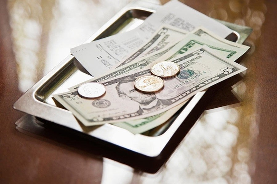 ১৯৯৯ সালের ৭ মার্চের ঘটনা। দক্ষিণ-পূর্ব আমেরিকার আলাবামা এলাকায় একটি রেস্তরাঁয় কাজ করতেন টোন্ডা। সে দিন ওই রেস্তরাঁয় খেতে আসেন এডওয়ার্ড সেওয়ার্ড নামের এক ব্যক্তি। এডওয়ার্ডের টেবিলে খাবার পরিবেশন করেছিলেন টোন্ডা। খাবার খেয়ে ওঠার সময় টোন্ডাকে টিপ দিতে যান এডওয়ার্ড।