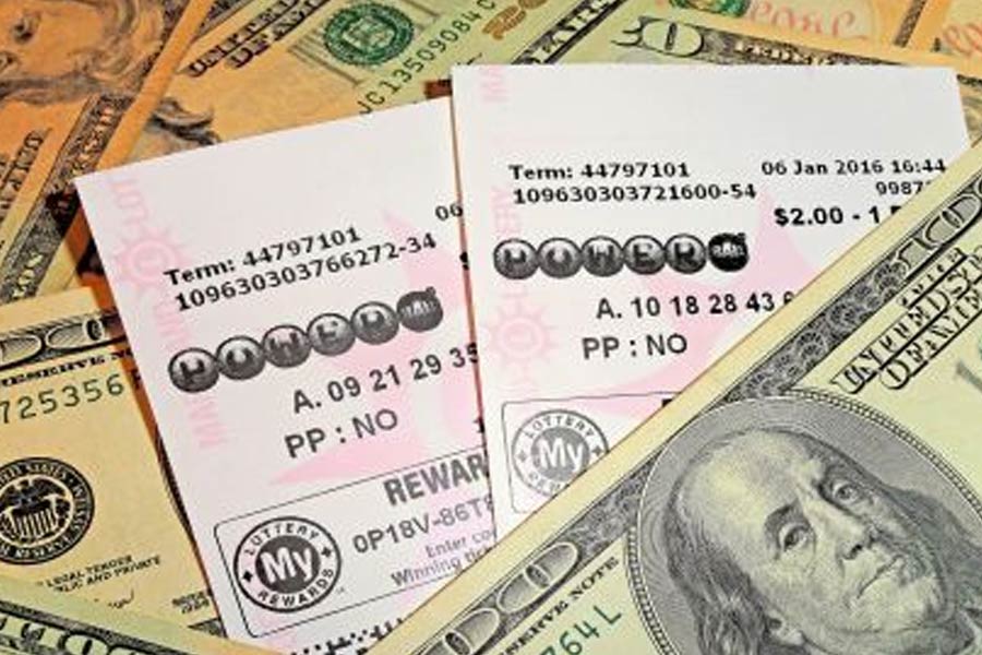 টিপ দেওয়ার সময় নোটের বদলে এডওয়ার্ডের হাতে উঠে আসে একটি লটারির টিকিট। সেই টিকিটই টিপ হিসাবে টোন্ডার হাতে ধরিয়ে দেন তিনি। এডওয়ার্ড ভাবেন, লটারির টিকিটে সামান্য কিছু টাকা জিতবেন টোন্ডা।