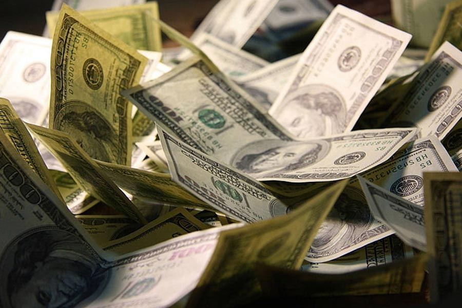 ২০ বছর বয়সি টোন্ডার তখন সদ্য বিবাহবিচ্ছেদ হয়েছে। আর্থিক অবস্থাও খুবই খারাপ। এই পরিস্থিতিতে এত টাকা একসঙ্গে পেয়ে যেন উড়তে শুরু করে দেন তিনি। রেস্তরাঁর চাকরি ছেড়ে দেওয়ার সিদ্ধান্ত নেন টোন্ডা। কিন্তু টাকা হাতে আসার পরেই তাঁর জীবনের একের পর এক ঝড় আসতে শুরু করে।