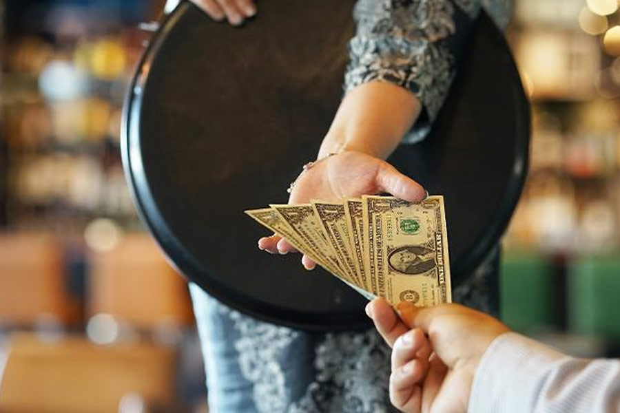 টাকা পাওয়ার এক মাসের মধ্যে আলাবামার আদালতে হাজিরা দিতে হয় টোন্ডাকে। তিনি যে রেস্তরাঁয় কাজ করতেন, সেখানকার কর্মীরা তাঁর বিরুদ্ধে মামলা দায়ের করেন। রেস্তরাঁর নিয়ম অনুযায়ী, টিপ হিসাবে যত টাকা পাওয়া যায় তা রেস্তরাঁর সকল কর্মীর মধ্যে সমপরিমাণে ভাগ হয়।