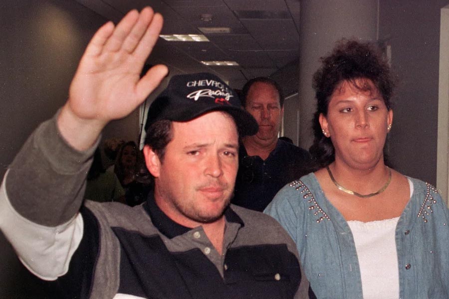 কিন্তু লটারির টাকা পাওয়ার পর টোন্ডা ওই রেস্তরাঁর কর্মীদের এক টাকাও দেননি। পরিবর্তে সেখান থেকে চাকরিই ছেড়ে দেন তিনি। সাক্ষী হিসাবে এক যুগলও হাজির হয় আদালতে। ওই যুগলের দাবি, তাঁদের সামনে টোন্ডা স্বীকার করেছিলেন যে,লটারি জিতে টাকা পেলে তা রেস্তরাঁর অন্য কর্মীদের মধ্যে সমান ভাগে ভাগ করবেন। কিন্তু এখন এত টাকার মালিক হয়ে যাওয়ার পর কথার খেলাপ করছেন টোন্ডা।