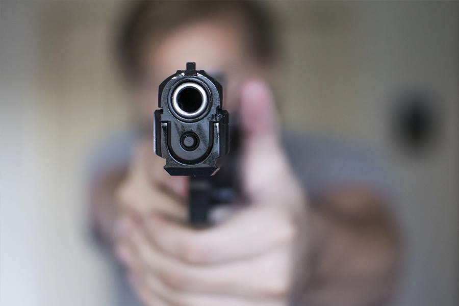 টোন্ডার টাকায় ভাগ বসানোর সুযোগ ছাড়েননি স্টেসিও। তাই বন্দুকের নলের সামনে ভয় দেখিয়ে টোন্ডার কাছে বিপুল পরিমাণ অর্থ দাবি করেন তিনি। কিন্তু টোন্ডাও এত সহজে ভয় পাওয়ার পাত্রী নন। স্টেসির হাত থেকে কোনও রকমে বন্দুক ছিনিয়ে তাঁর বুকে গুলি চালিয়ে দেন টোন্ডা।