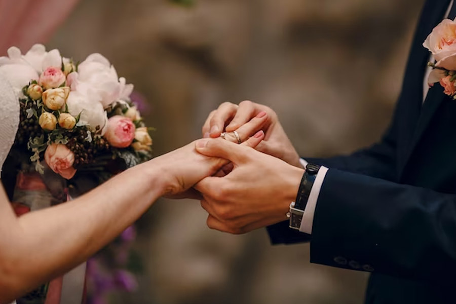 কেউ কেউ মনে করেছেন যে, ক্রিস্টি তৃতীয় ব্যক্তি হয়ে তাঁর মায়ের সম্পর্কে ঢুকে পড়েছিল বলে তাঁদের সম্পর্ক ভেঙে গিয়েছে। ক্রিস্টির সঙ্গে তাঁর মায়ের কোনও সম্পর্ক নেই বলেই তিনি এই সিদ্ধান্ত নিতে পেরেছেন বলে অনুমান করেছেন সমাজমাধ্যম ব্যবহারকারীদের একাংশ।