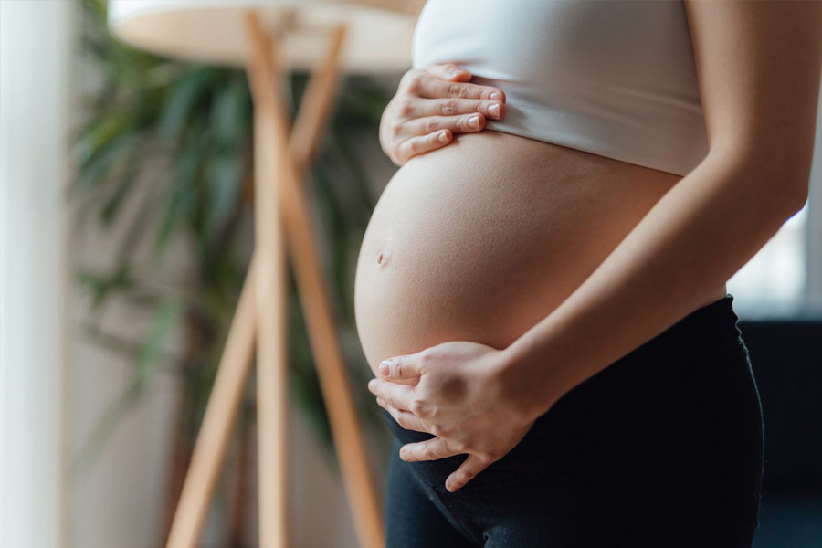 এর পর দ্বিতীয় কন্যাসন্তান ক্রু রেইনের জন্ম দেন ক্রিস্টি। তিনি জানান, লাস ভেগাসে বিয়ে হওয়ার পরের দিন ক্রিস্টি জানতে পারেন যে তিনি তৃতীয় সন্তান গর্ভে ধারণ করেছেন।