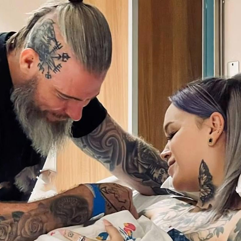 ক্রিস্টি বলেন, ‘‘প্রথমেই আমি কিছু কথা স্পষ্ট করে বলতে চাই। আমি আমার সৎবাবাকে বিয়ে করিনি। পুরোটাই রসিকতা ছিল। আপনারা যতটা আগ্রহ দেখিয়েছেন, আমাদের প্রেমকাহিনি ততটাও রসালো নয়।’’