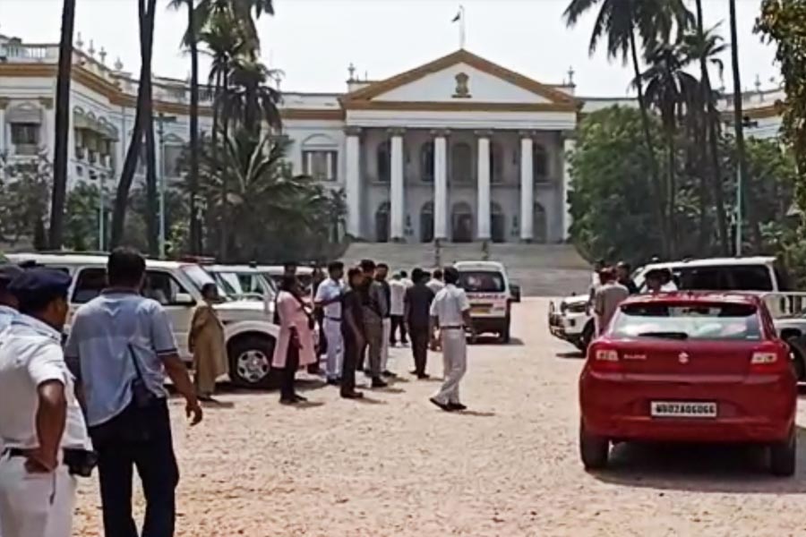 Team of DA protesters reaches Rajbhavan to meet governor CV Anand Bose.